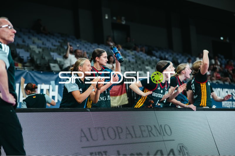 Team Deutschland u16w jubelt von der Bank in der Pitesti Arena