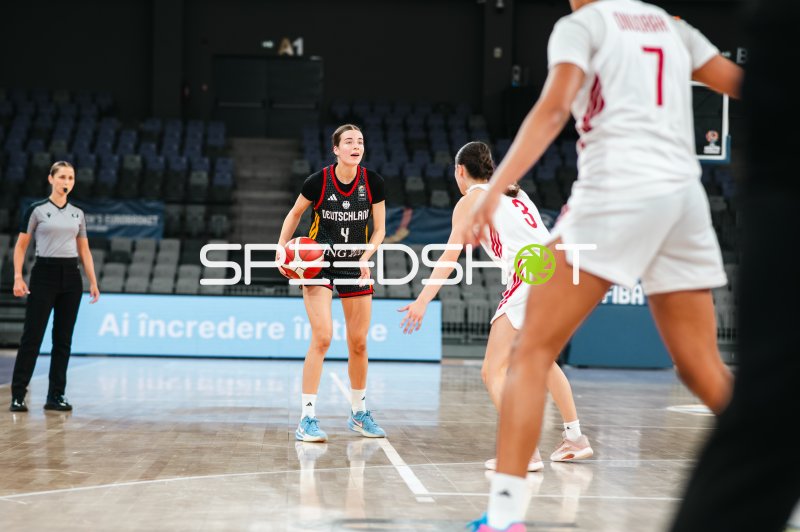 Clara Rink (#4; Deutschland u16w) im Spielaufbau gegen Poland