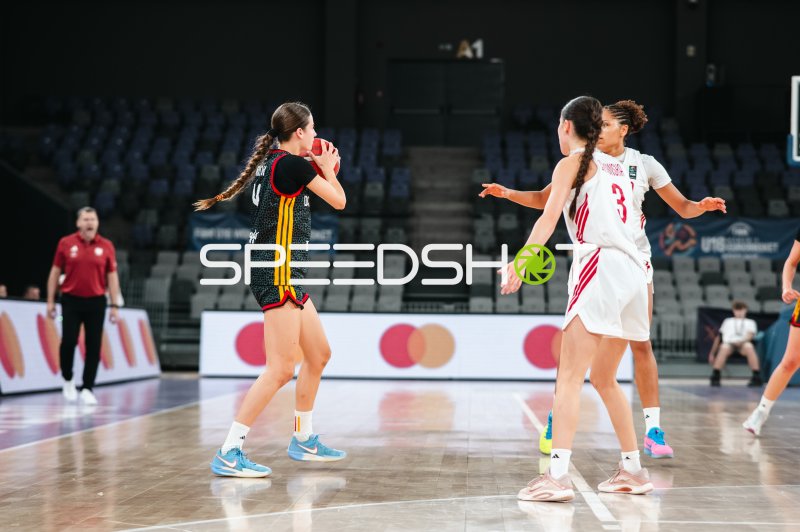 Deutschland u16w im Ballbesitz gegen Poland bei U16-Eurobasket