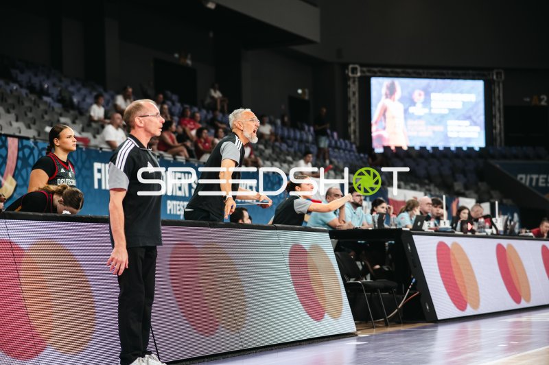 Trainerbank Team Deutschland u16w bei lautstarker Anweisung in Pitesti