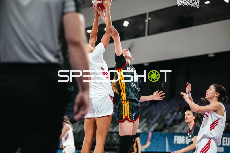 Nele Prowaznik (#18; Deutschland u16w) im Zweikampf ums Rebound
