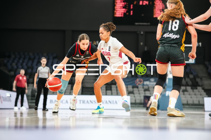 Stefania Onuorah (#7; Poland) im Zweikampf gegen Deutschland u16w