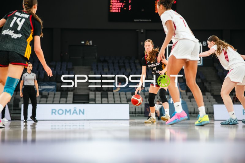 Nele Prowaznik (#18; Deutschland u16w) beim Dribbling gegen Poland