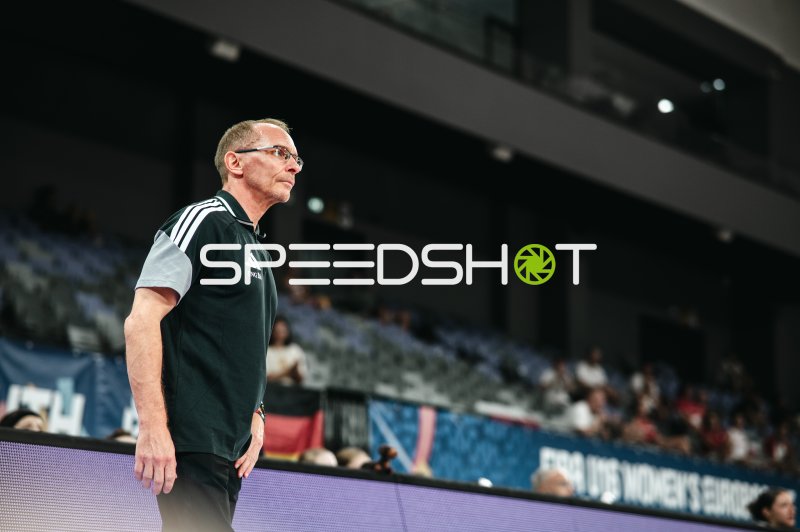 Trainer Deutschland u16w an der Seitenlinie bei der FIBA U16 Women's Euro