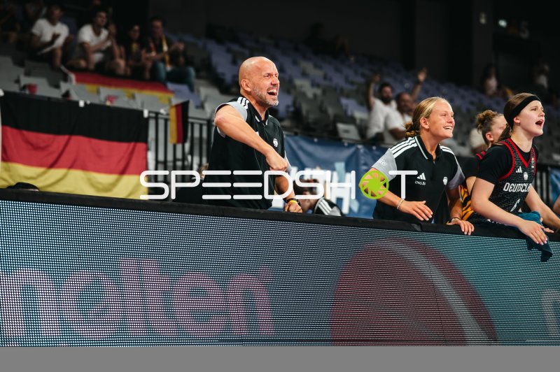 Trainer und Spielerinnen von Deutschland u16w feuern ihr Team an