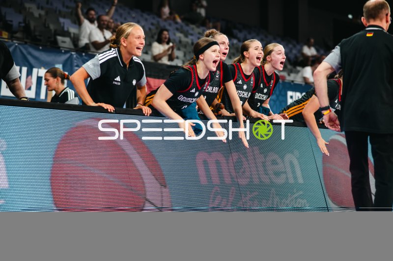 Deutschland u16w-Bank fiebert lautstark mit beim Spiel in Pitesti
