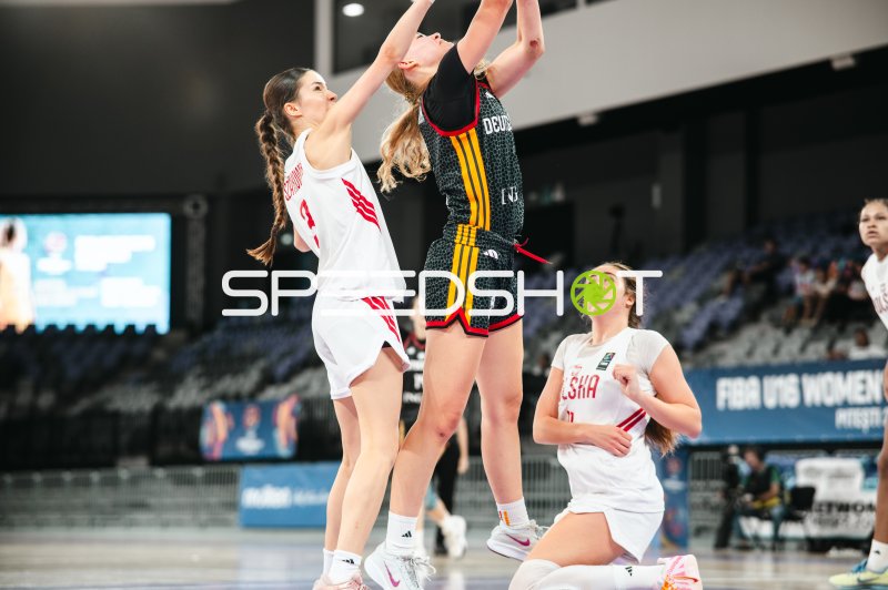 Deutschland u16w Spielerin beim Korbwurf gegen Poland bei FIBA U16