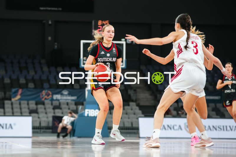 Matilda Blanarik (#3; Deutschland u16w) im Dribbling gegen Polen