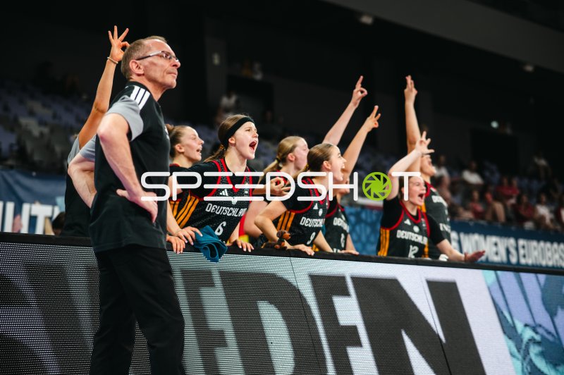 Deutschland u16w jubelt von der Bank bei der Women's EuroBasket