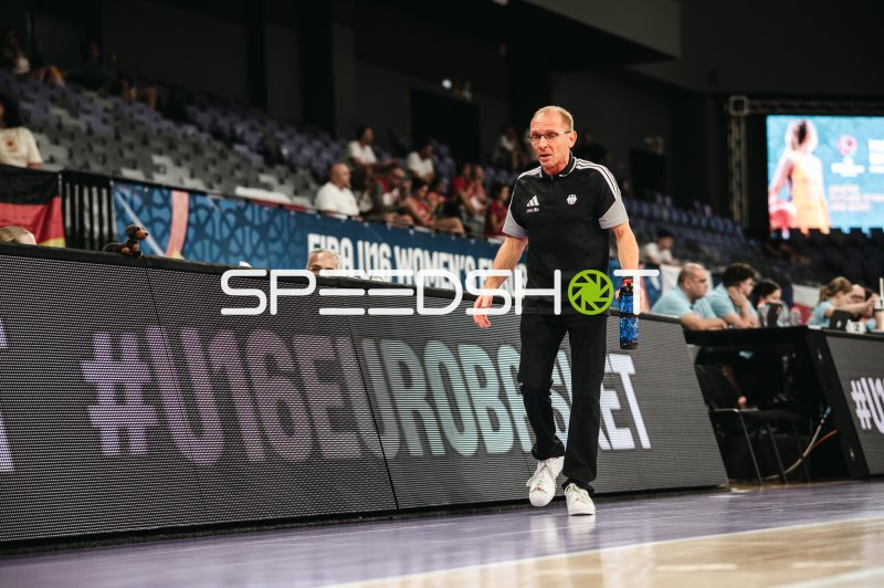 Trainer Deutschland U16w an der Seitenlinie beim FIBA U16 Women's EuroBasket