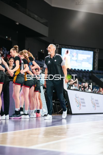 Deutschland u16w Trainer an der Seitenlinie in der Pitesti Arena