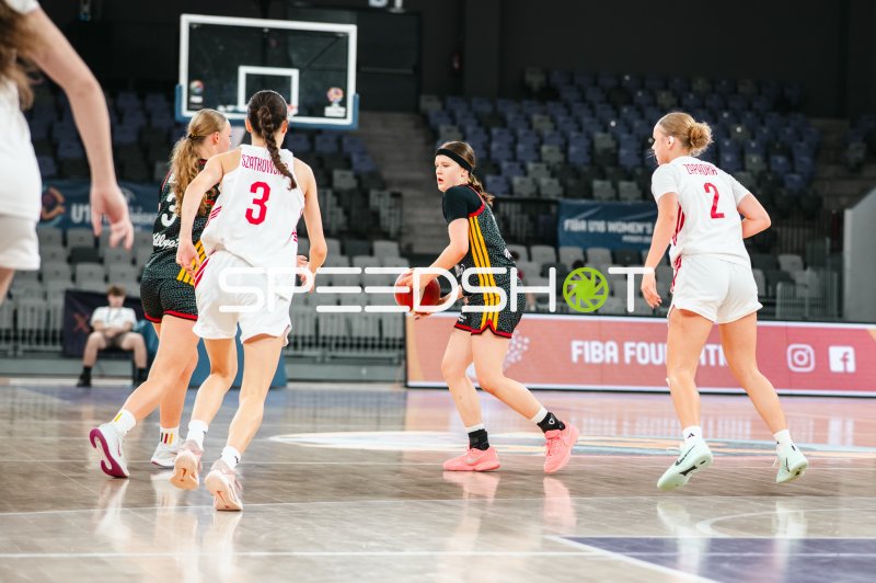 Daria Szatkowska (#3; Poland) im Zweikampf gegen Deutschland u16w