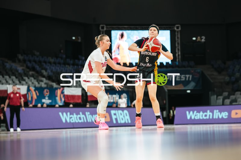 Emilia Atsur (#6; Deutschland u16w) im Zweikampf gegen Poland