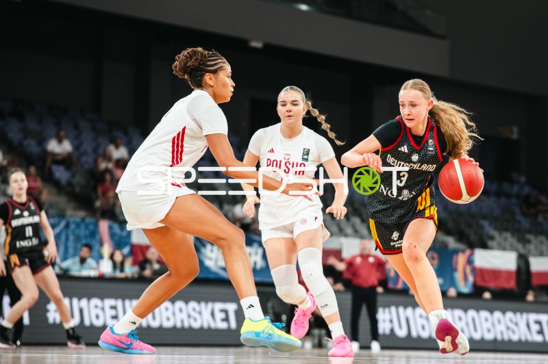 Matilda Blanarik (#3; Deutschland u16w) dribbelt gegen Polen