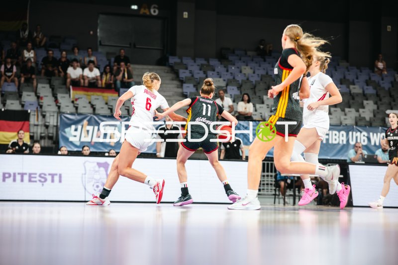 Jamie Zentgraf (#11; Deutschland u16w) im Dribbling gegen Zuzanna Jankowska (#6; Poland)