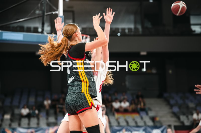 Deutschland u16w im Zweikampf gegen Poland bei Wurfaktion