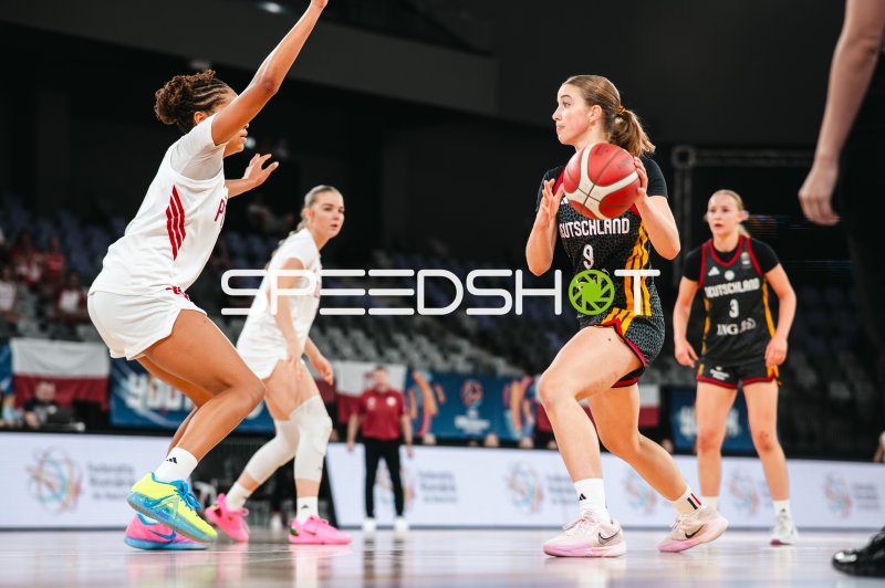 Ella Schrader (#9; Deutschland u16w) im Angriff gegen Polen