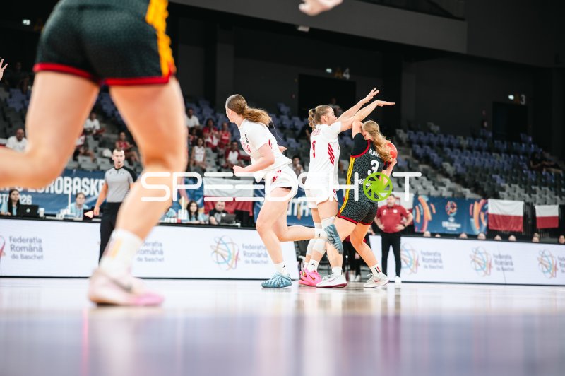 Matilda Blanarik (#3; Deutschland u16w) im Zweikampf gegen Poland