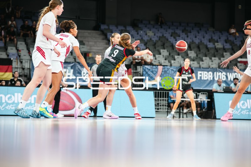 Ella Schrader (#9; Deutschland u16w) mit Pass unter Druck gegen Poland