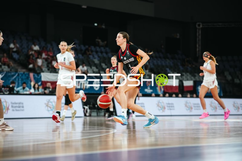 Clara Rink (#4; Deutschland u16w) beim Dribbling gegen Poland