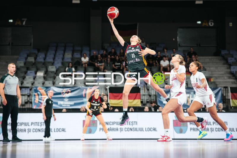 Jamie Zentgraf (#11; Deutschland u16w) beim Korbleger gegen Poland