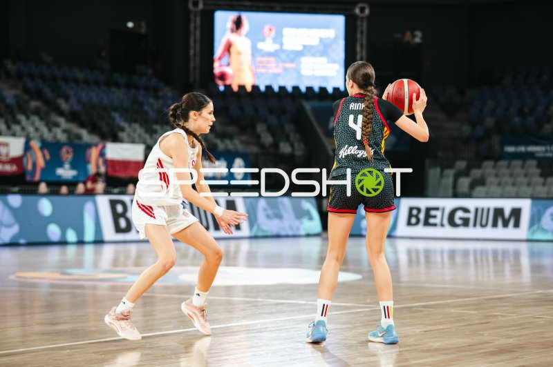 Clara Rink (#4; Deutschland u16w) im Eins-gegen-eins gegen Poland