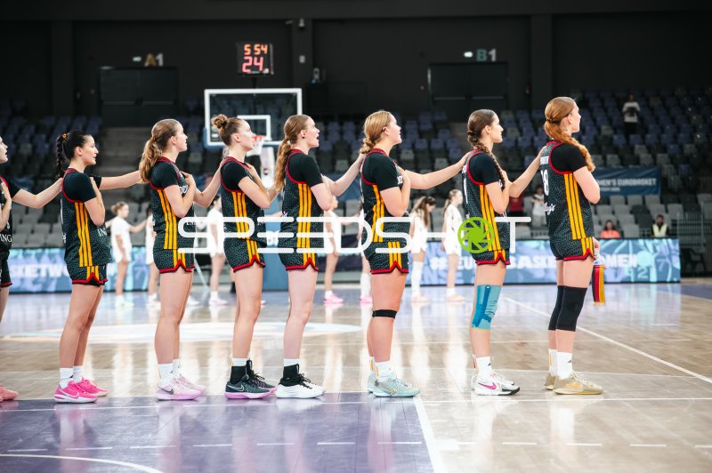 Deutschland u16w bei Spieleraufstellung zur Hymne in Pitesti