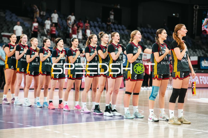 Team Deutschland u16w bei der Hymne in der Pitesti Arena