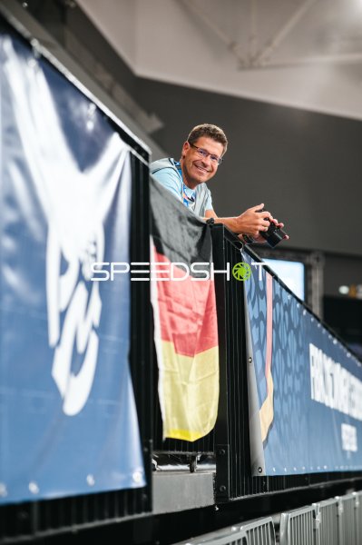Fan mit Deutschland-Fahne in der Pitesti Arena