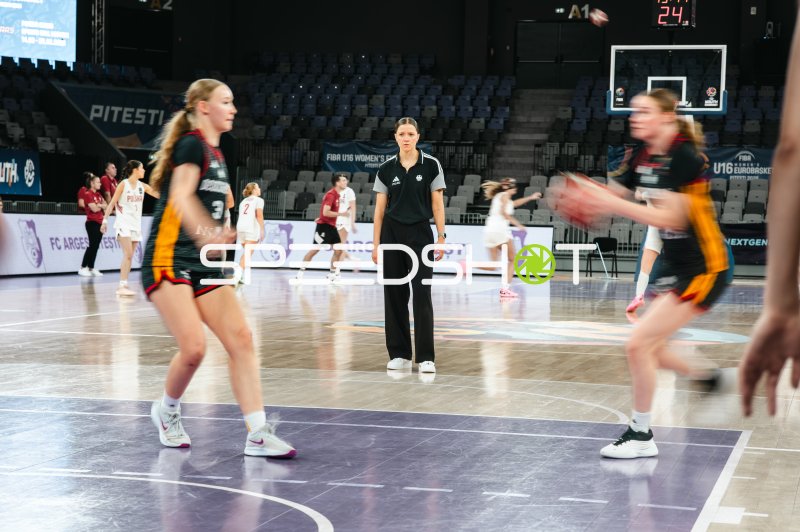 Deutschland u16w beim Aufwärmen in der Pitesti Arena