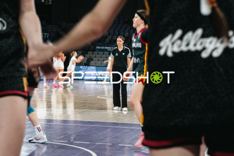 Deutschland U16w und Poland beim Aufwärmen in der Pitesti Arena