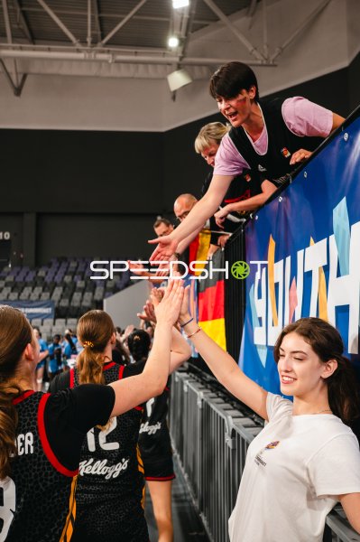 Deutschland u16w feiert mit Fans nach dem Spiel in Pitesti