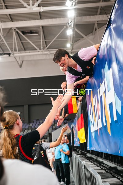 Deutschland u16w-Spielerin klatscht mit Fan nach dem Spiel ab