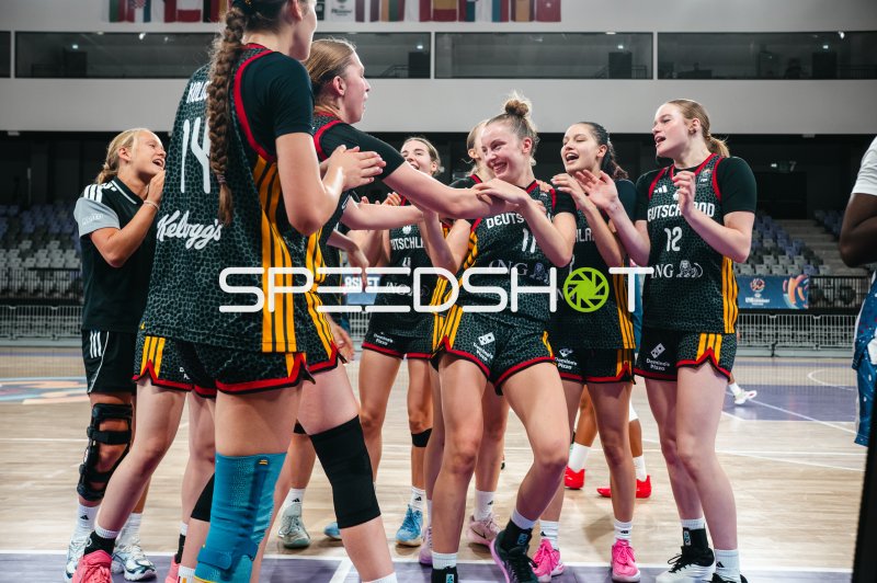 Karolina Bajai (#12; Deutschland u16w) jubelt mit Teamkolleginnen in Pitesti