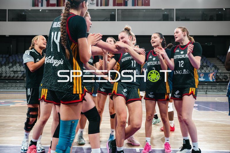 Team Deutschland u16w feiert gemeinsam in der Pitesti Arena