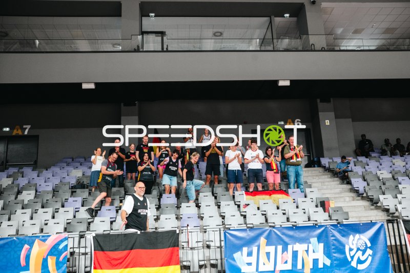Deutsche Fans feiern Team Deutschland u16w in der Pitesti Arena
