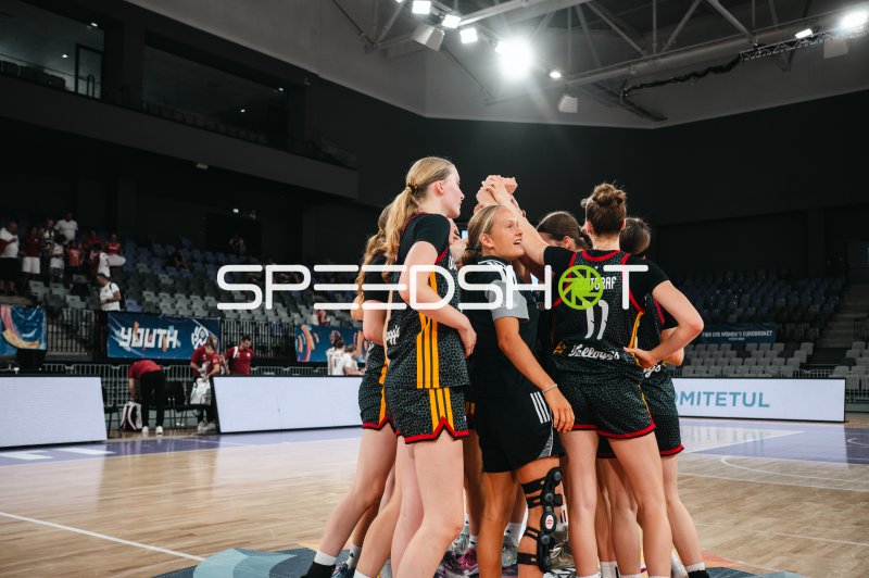 Jamie Zentgraf (#11; Deutschland u16w) beim Mannschafts-Huddle