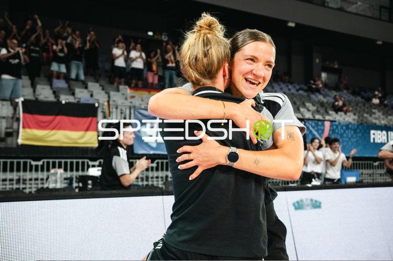 Jubel und Umarmung beim deutschen U16-Frauen-Team in der Pitesti Arena