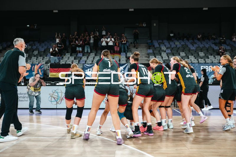 Team Deutschland u16w feiert gemeinsam in der Pitesti Arena