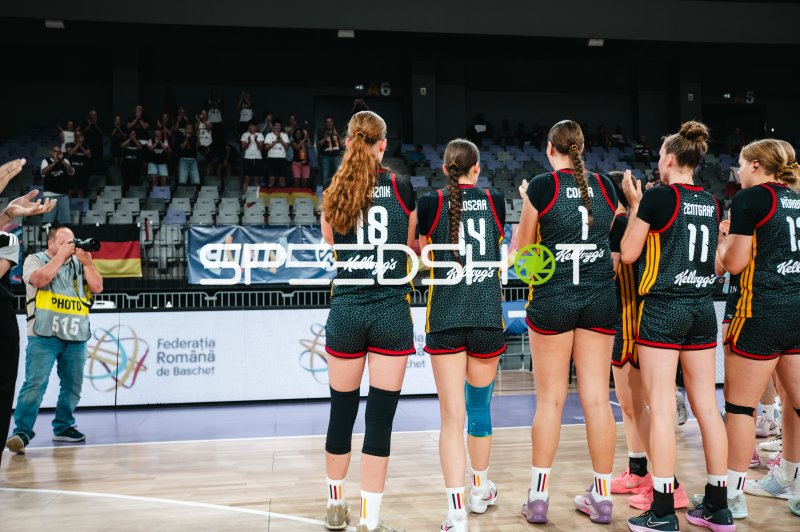 Team Deutschland u16w bei Spielerehrung in der Pitesti Arena