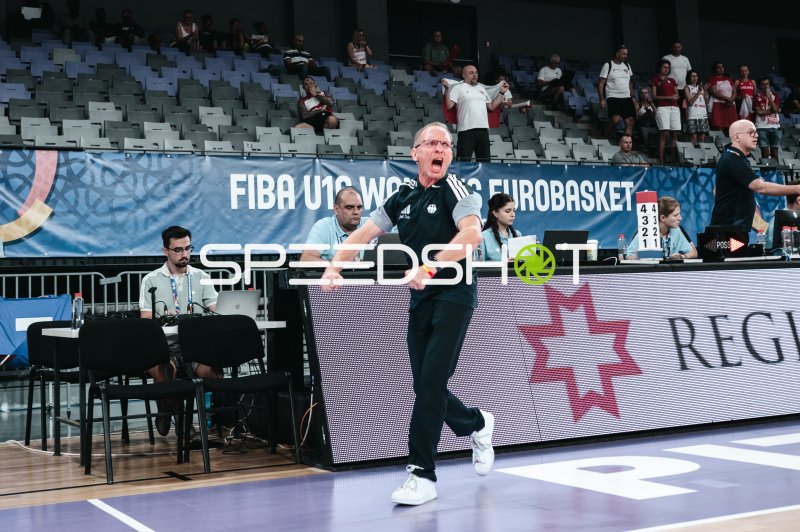 Trainer Deutschland u16w feuert sein Team leidenschaftlich an