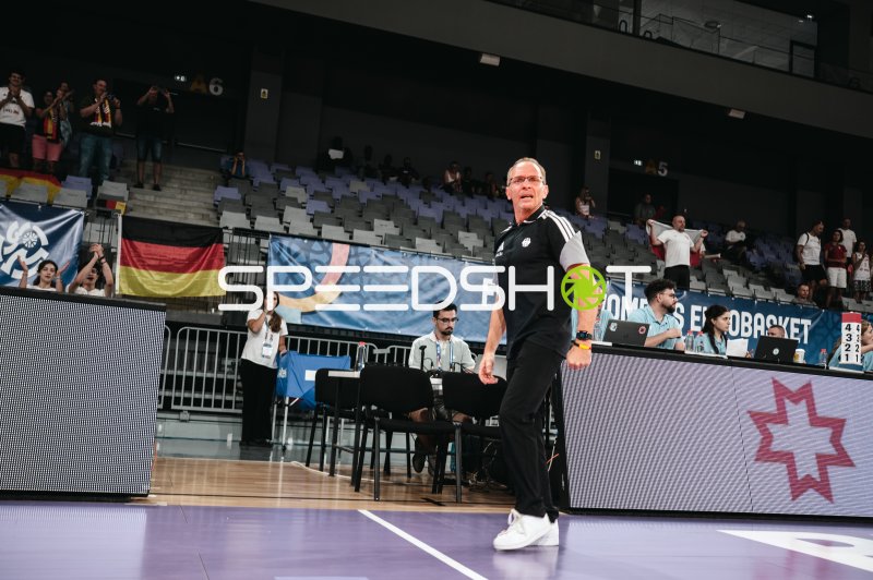 Trainer Deutschland u16w an der Seitenlinie in der Pitesti Arena