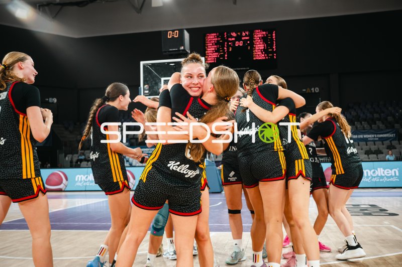 Team Deutschland u16w jubelt nach Spielende in der Pitesti Arena