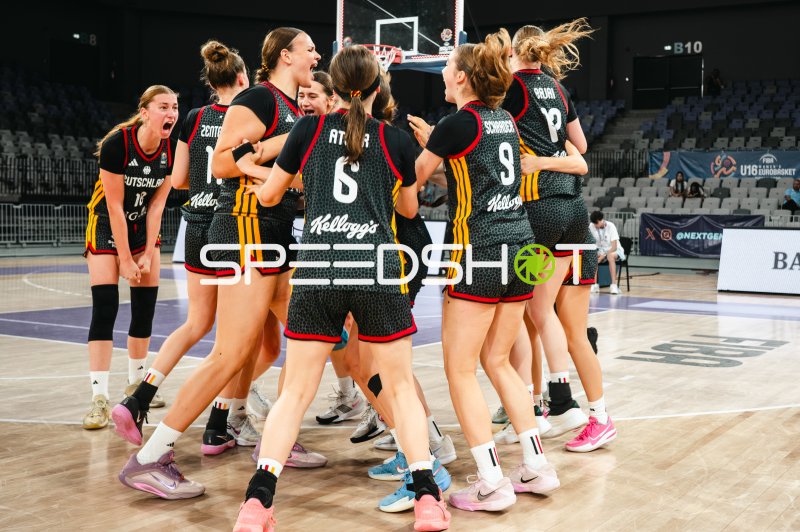 Nele Prowaznik (#18; Team Deutschland u16w 2026) jubelt mit dem Team