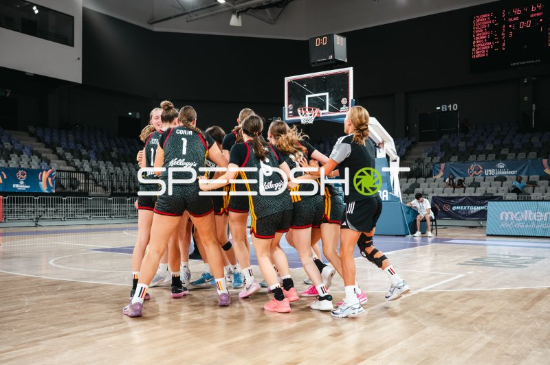 Team Deutschland u16w jubelt nach Sieg gegen Poland bei FIBA U16 EuroBasket