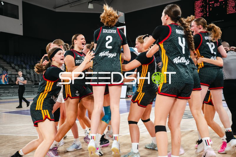 Catharina Schlechter (#2; Deutschland u16w) jubelt mit Team nach Spielende