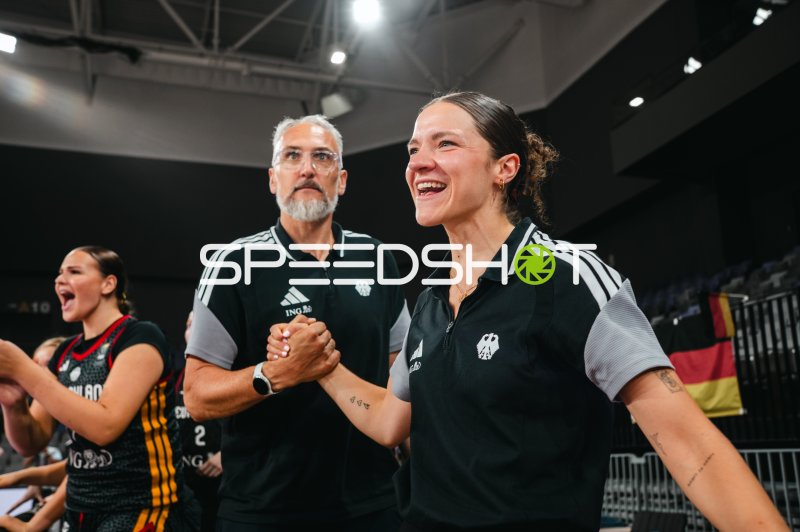 Deutsches Trainerteam jubelt an der Seitenlinie in Pitesti