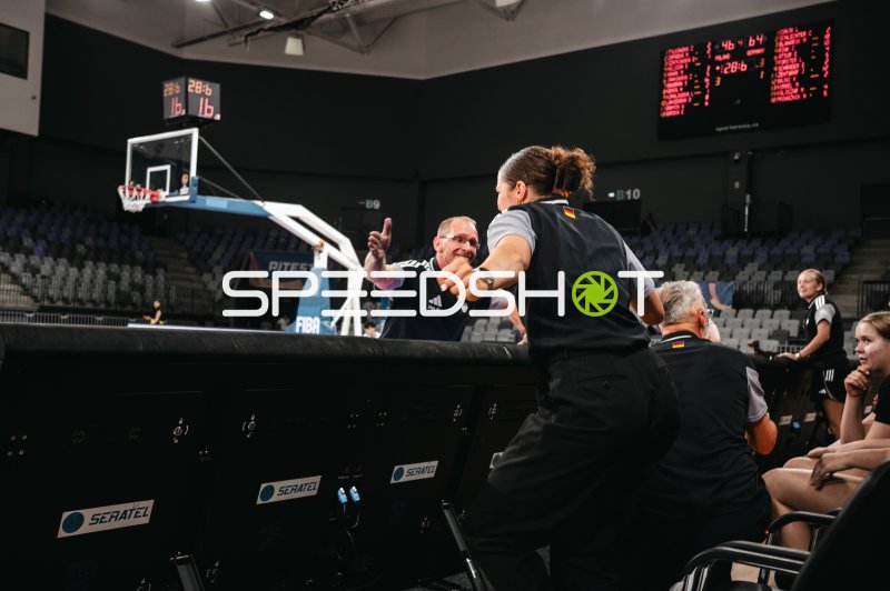 Deutsches Trainerteam im intensiven Gespräch an der Seitenlinie