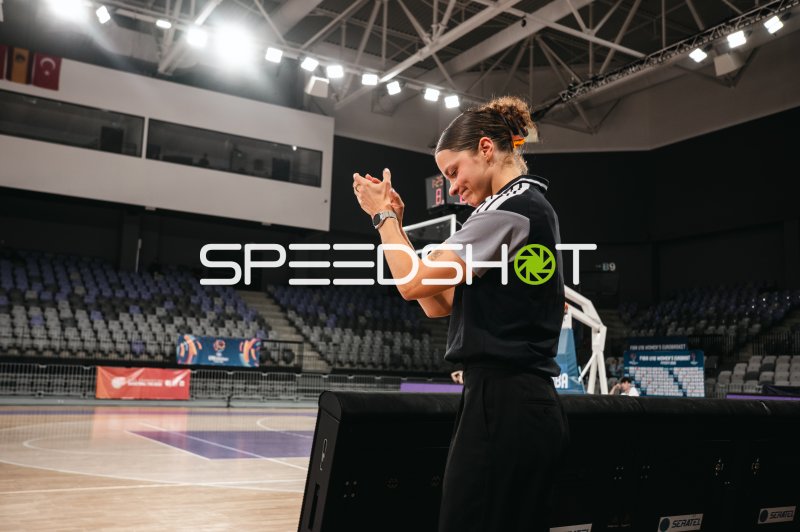 Schiedsrichterin klatscht in der Pitesti Arena vor dem Spiel