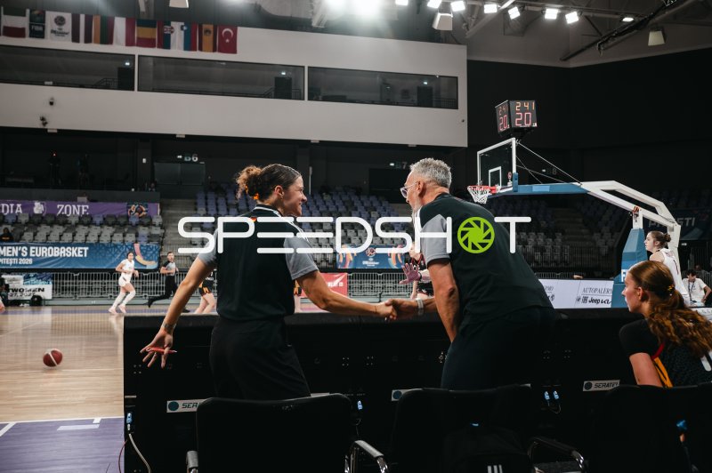 Deutschland u16w beim Handshake mit Offiziellem in der Pitesti Arena